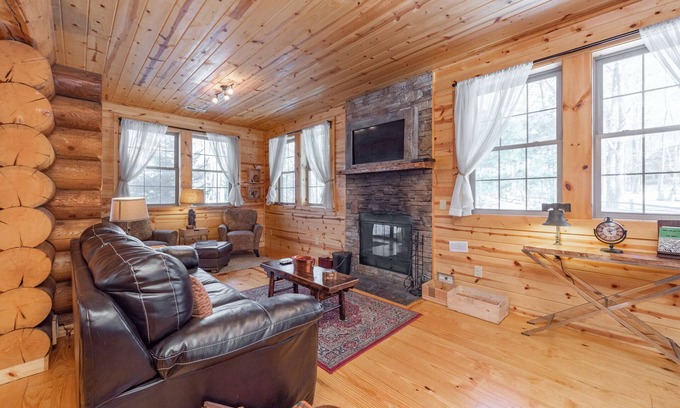 Thayerville Cabin | Deep Creek Hideaway w/Indoor Hot Tub