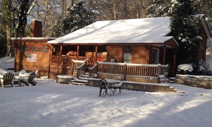 Helen Cabin | Deerfield Cabin Location, Location, Location! Best in Downtown Helen!