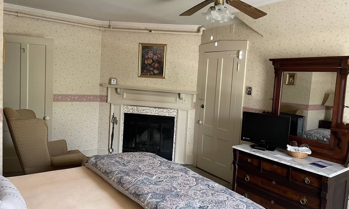 West Dover Bed & Breakfast | Deerfield Valley Inn - Deluxe Room with Fireplace Room 4
