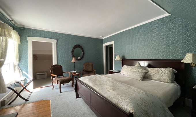 West Dover Bed & Breakfast | Deerfield Valley Inn - Deluxe Room with Fireplace Room 5
