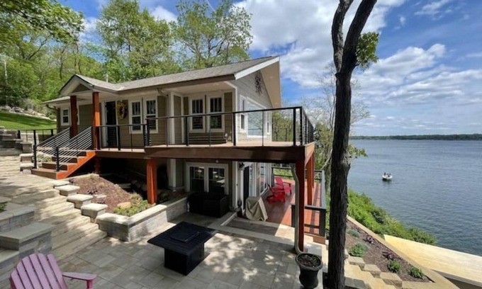 Delavan Lake House | Delavan Lakefront!