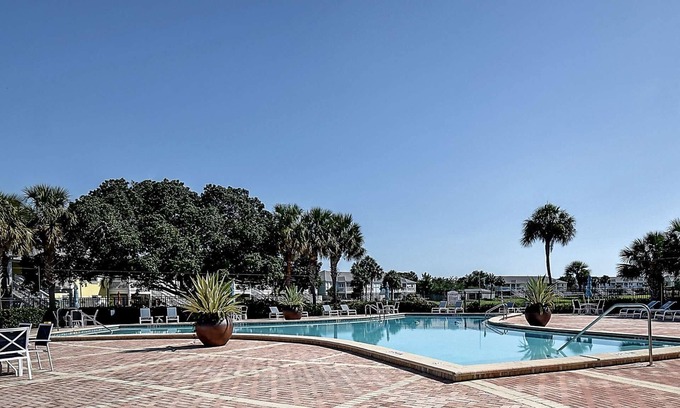 Coquina Key Condo | Delight in St Pete - Waterfront Condo with Pool