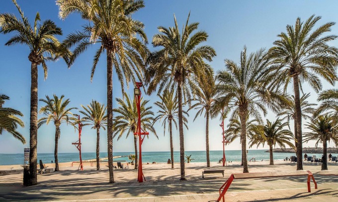 Vinaros Apartment | Delight your family with this beachfront vacation rental with shared outdoor pool.
