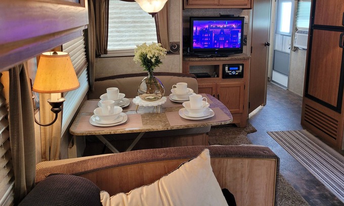 Canarsie House | Delightful 1 bedrm stationary camper on private lot in B'klyn NY