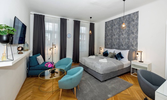 Funfhaus Apartment | Delightful 1 bedroom near Schönbrunn and Westbahnhof with porch