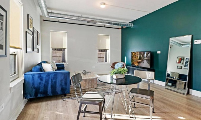 Lakeview Apartment | Delightful 1BR & 1BA Apartment in Belmont - Belmont 202