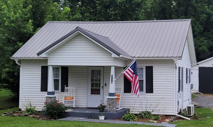 Jamestown House | Delightful 2-bedroom house in Jamestown, a short drive from Lake Cumberland