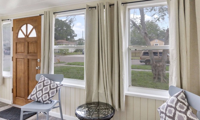 United Central Apartment | Delightful 2BR Apt Near Downtown