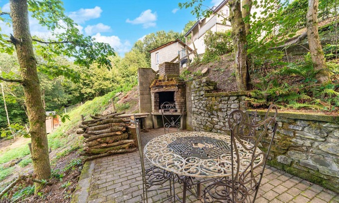 Bouillon Apartment | Delightful Apartment with Terrace, Heating, Barbecue