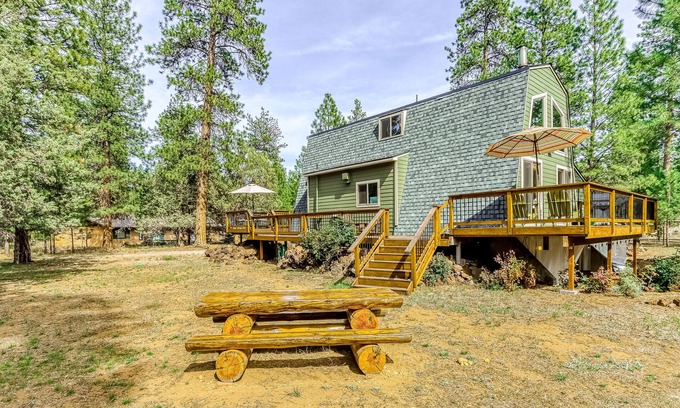 Sisters House | Delightful cabin with lofted layout, hot tub, modern kitchen, WiFi & shared pool