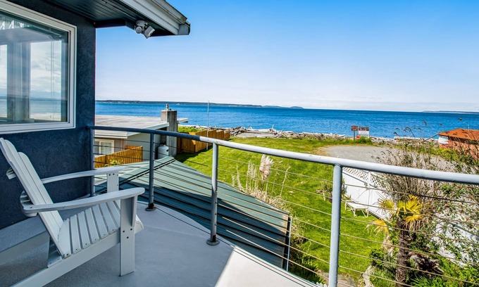 Lagoon Point House | Delightful coastal home with beach access, stunning views, fast WiFi & gas grill