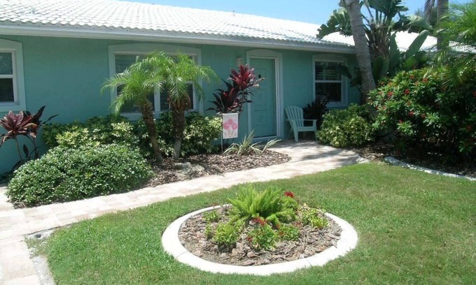 Holmes Beach Villa | Delightful, comfortable villa just steps from the beach!