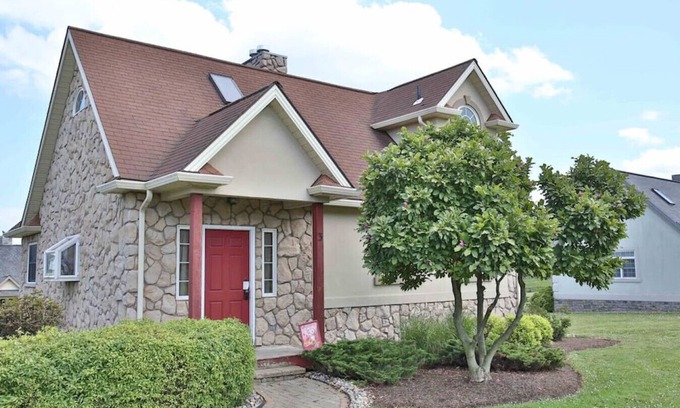 Millersburg Cottage | Delightful Cottage With Seasonal Pool/Hot Tub