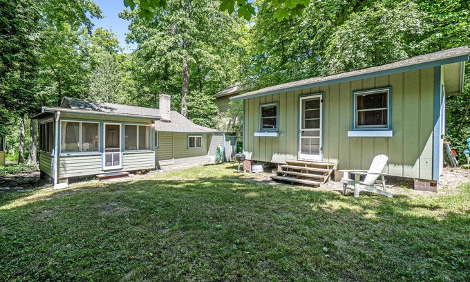 Frankfort Cottage | Delightful cottage w/separate bunk house, free WiFi, and full kitchen
