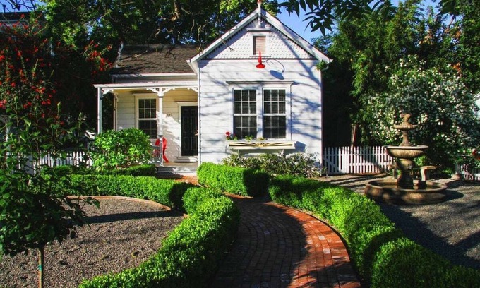 St. Helena House | Delightful Downtown Cottage House with Modern Amenities (Breakfast Possible)