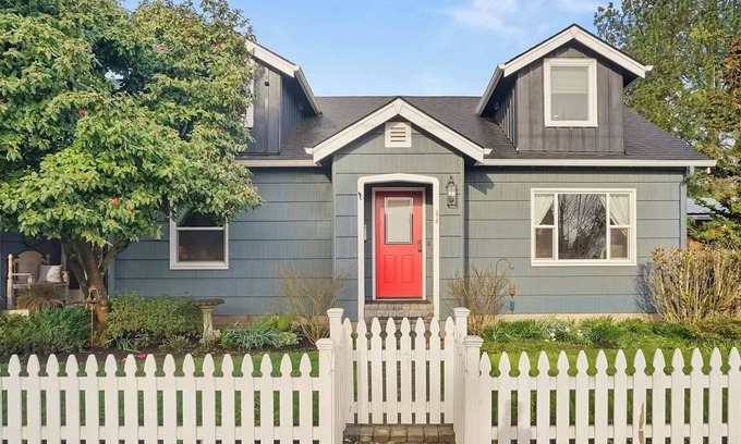 Newberg House | Delightful Downtown Retreat in the Willamette Wine Country