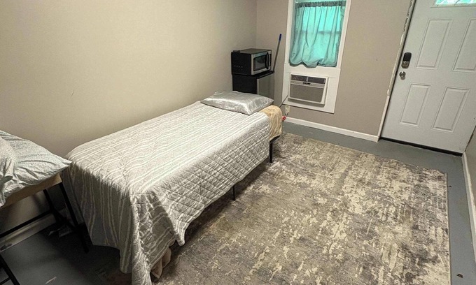 Hendersonville Apartment | Delightful Guest Room Close to Hendersonville’s Downtown