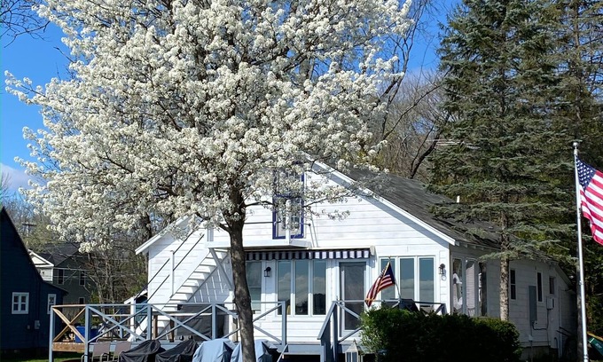 Malta House | Delightful home on the shores of Saratoga Lake