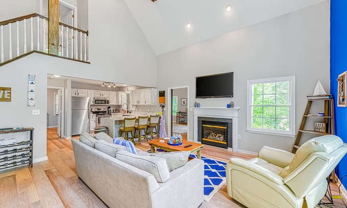 Livingston House | Delightful lakefront abode with private dock, kayak & deck - dog-friendly
