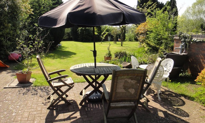 Winterley Cottage | Delightful North Staffs family country cottage