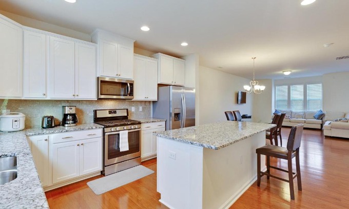 Holly Springs House | Delightful Pet Friendly Home In Great Location! townhouse