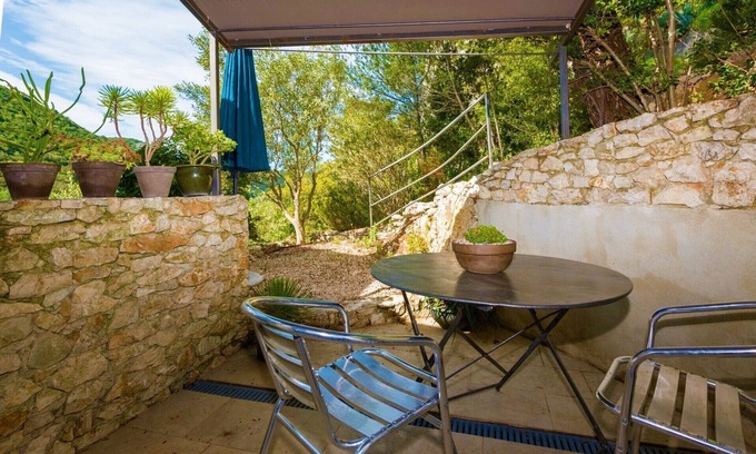 Collias Apartment | Delightful Riverside Apartment with River Views, The Upper 1
