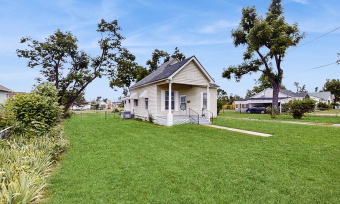 Rogers House | Delightful Rogers getaway w/full kitchen, dog-friendly yard, Wifi, AC & W/D