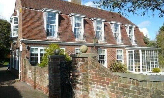 Rustington House | Delightful seaside house with large secluded rear garden sleeps maximum 8 people