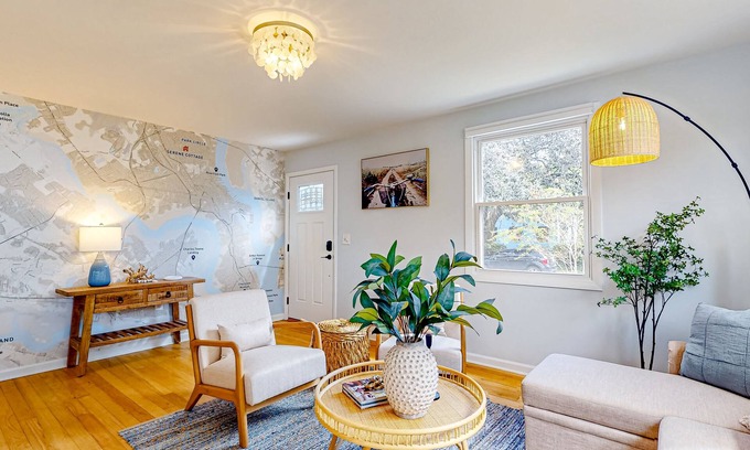 North Charleston House | Delightful sun-filled getaway w/patio, W/D, & AC - close to Park Circle