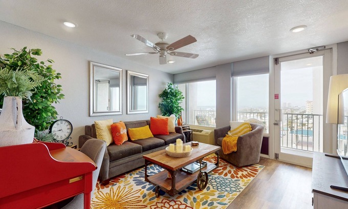 Daytona Beach Shores Condo | Delightful snowbird-friendly beachfront condo with beach access & balcony