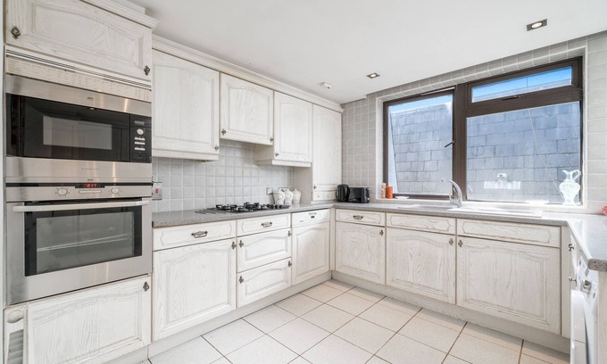 Whetstone Apartment | Delightful Vintage 2 Bedroom Apartment