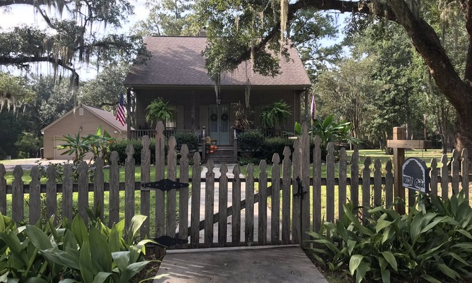 Lacombe Cottage | Delta Oaks great for relaxing or water adventures