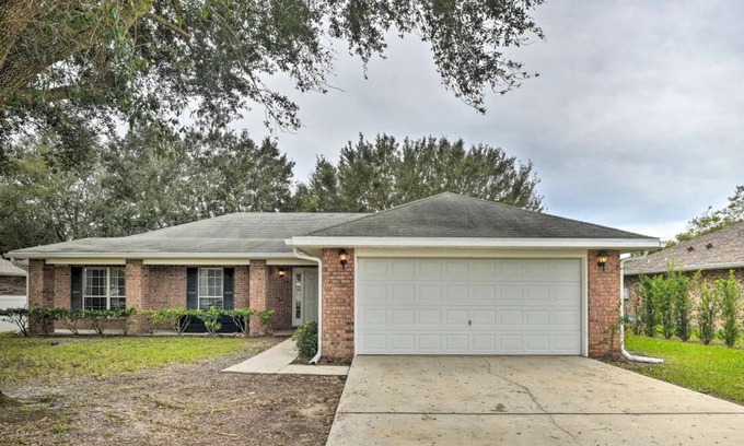 Deltona Lakes House | Deltona Retreat~23 Mi to Daytona