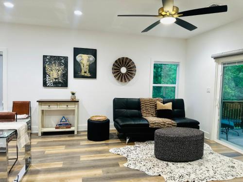 Mid America House | Delux Country Cabin - Pet Friendly