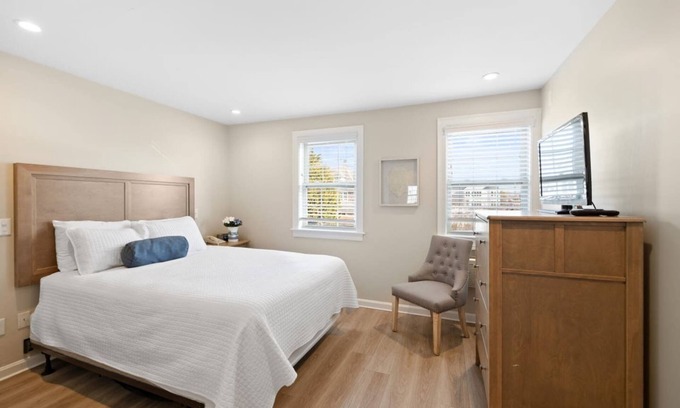 Falmouth Apartment | Deluxe 1 Queen Bed Oceanview Hideaway