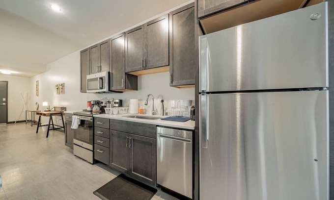 East Town Apartment | Deluxe 1BR in Historic West Town