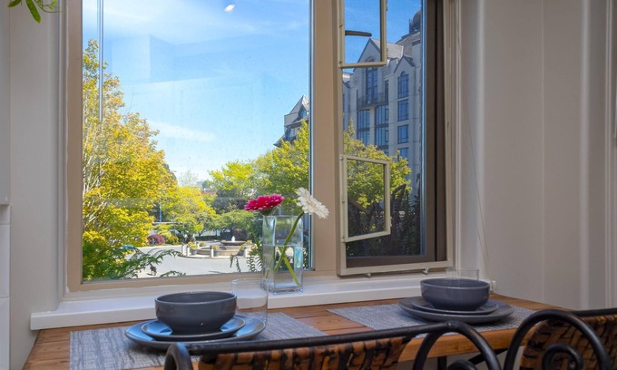 Victoria Condo | Deluxe 2 Bed 2 Bath and 5 Min Walk to Downtown and Seawalk