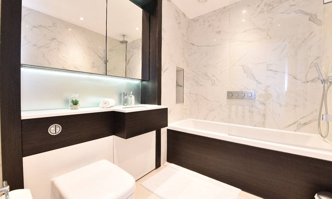 London Borough of Hounslow Apartment | Deluxe 2 bed Apartment in Kew Bridge