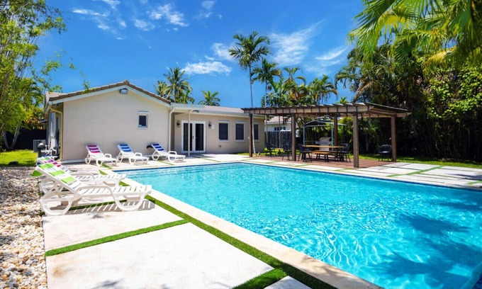 South Lake Villa | Deluxe 5BR/3BA Villa in Hollywood Lakes near Beach