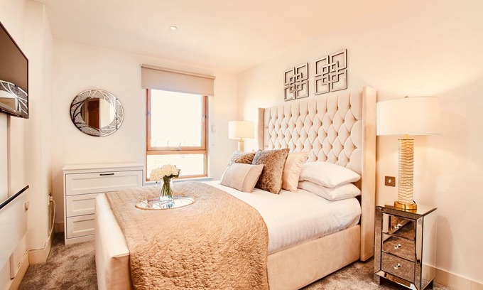 Leeds Apartment | Deluxe City Centre Apt Balcony & View & Free Parking