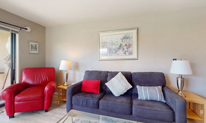 Chelan Condo | Deluxe Condo with WiFi, Lake Views, Shared Pool, & Nearby Beach