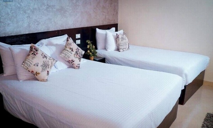 Al Manial Apartment | Deluxe Double or Twin Room Window Pyramids View