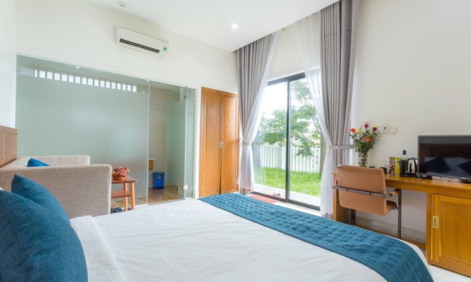 Thanh Ha Hotel | Deluxe Double Room-Garden View