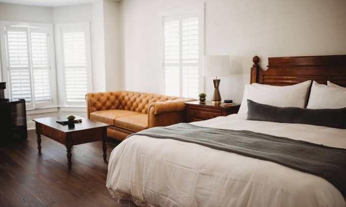 Downtown Hotel | Deluxe Guest Room - 1 King + · The Jefferson Inn Rm. 7
