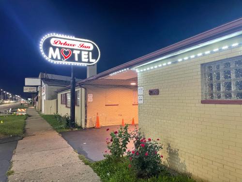 Detroit Hotel | Deluxe Inn Motel