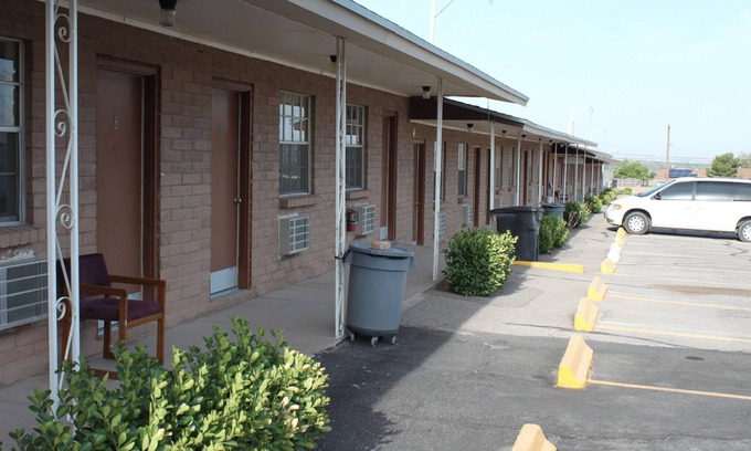 Socorro Hotel | Deluxe Inn Motel