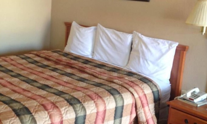 Lawton Hotel | Deluxe Inn