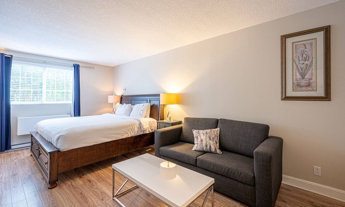 Saint-Sauveur House | Deluxe King bed in Saint-Sauveur