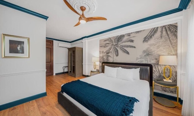 Coral Gables Section Apartment | Deluxe King Room Near Mercantil Center MIA