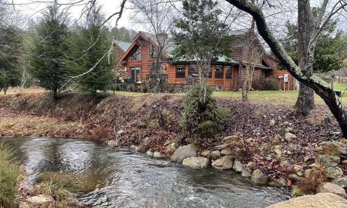 Tellico Plains Cabin | Deluxe log cabin! Pet and motorcycle friendly - enjoy nature with family and friends! 3 Bedroom Cabin by RedAwning
